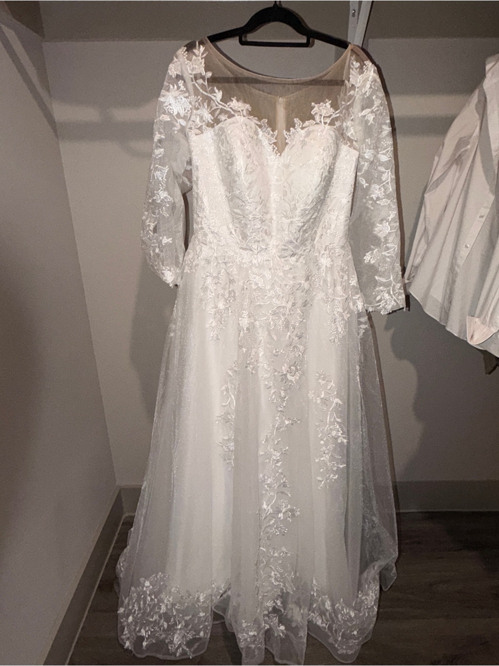 Elegant White Lace Long-Sleeve Bridal Dress